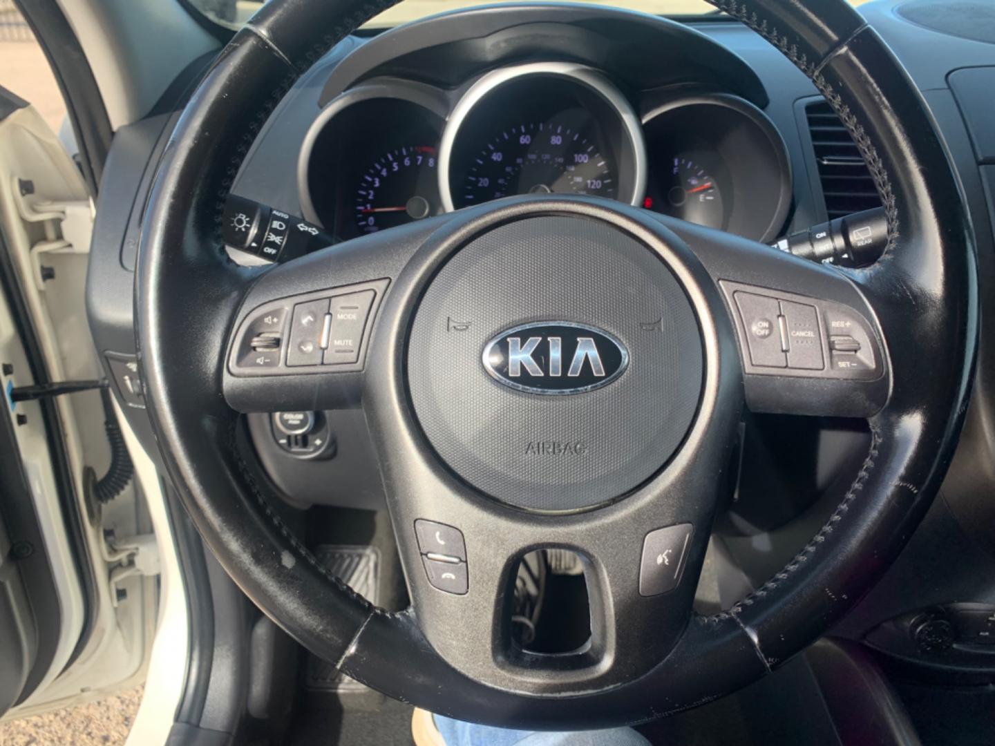 2013 White /Black Kia Soul ! (KNDJT2A62D7) with an 2.0L L4 DOHC 16V engine, AUTOMATIC transmission, located at 1830 North Belt Line Road, Irving, TX, 75061, (469) 524-0199, 32.834373, -96.993584 - Photo#14